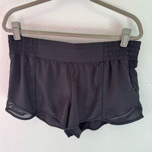 Lululemon Women’s Size 12 Black Hotty Hot Low Rise 2.5” Shorts w/Liner